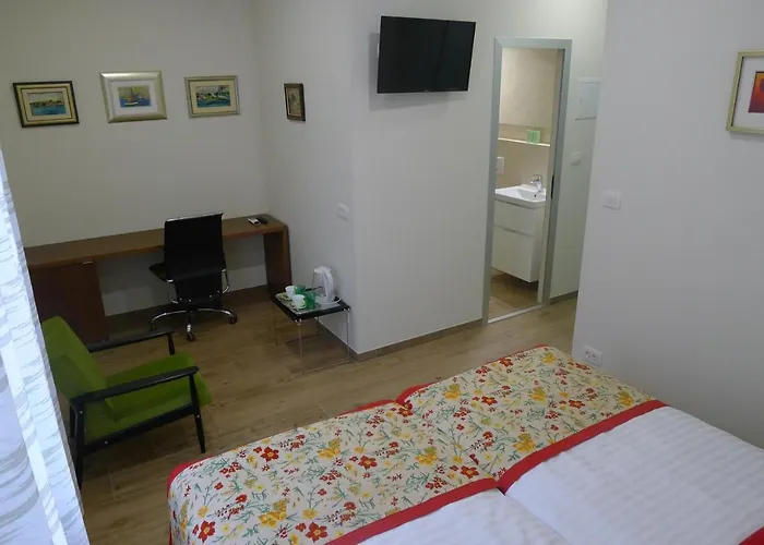 לינה וארוחת בוקר Centre Zlatan Rooms&studio 3*