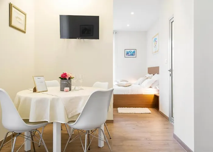 לינה וארוחת בוקר Centre Zlatan Rooms&studio 3*