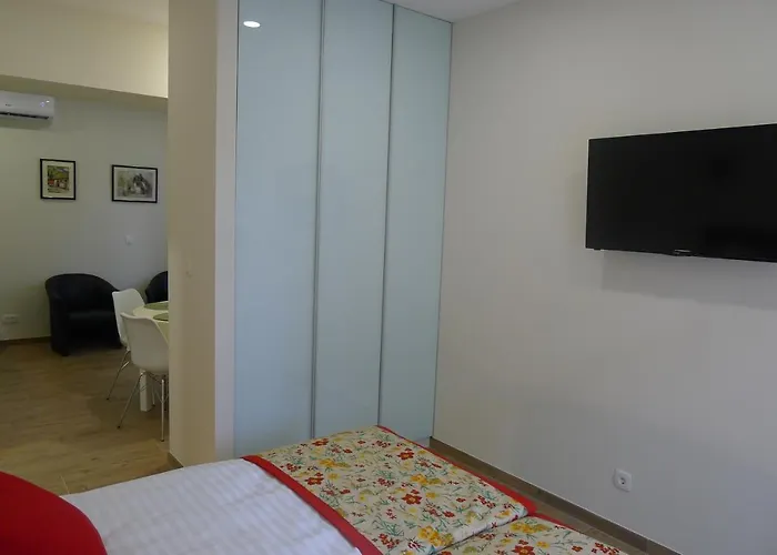 לינה וארוחת בוקר Centre Zlatan Rooms&studio 3*